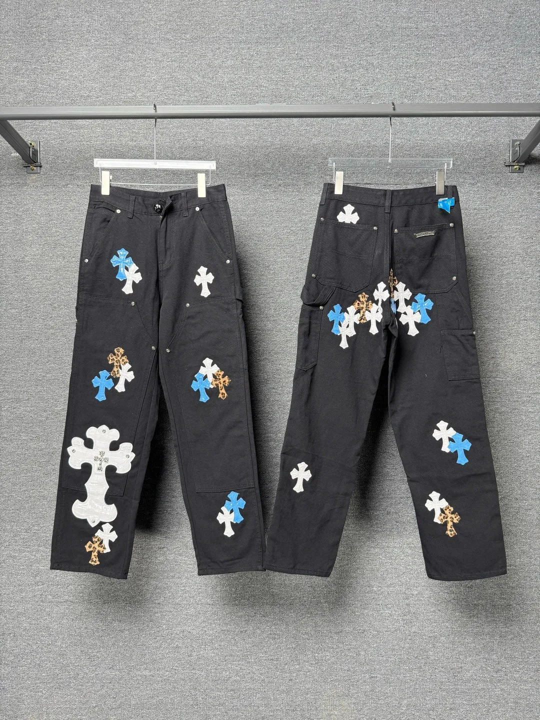 P290 💰 (Top version) Chrome Hearts/Chrome Hearts 25FW CH workwear logging large cross patchwork leather limited sale jeans Chrome Hearts' pants with the most popular colors are made of beaded canvas fabric, and heavy washing makes the upper body of the fabric more textured and the pants are tall and straight! The three-dimensional cutting of the whole trousers is a masterpiece! The hardware is customized by zp. The beaded canvas fabric is thick and soft after being washed. It has good breathability. Customized small leather label. Unique design. The details are simple and elegant, and the workmanship is exquisite. The whole trousers are neatly routed and the details are in place! It’s so cool that both men and women can easily control the genderless trend! Color: Black Size: 28-30-32-34-36 (corresponds to S-M-L-XL-XXL)